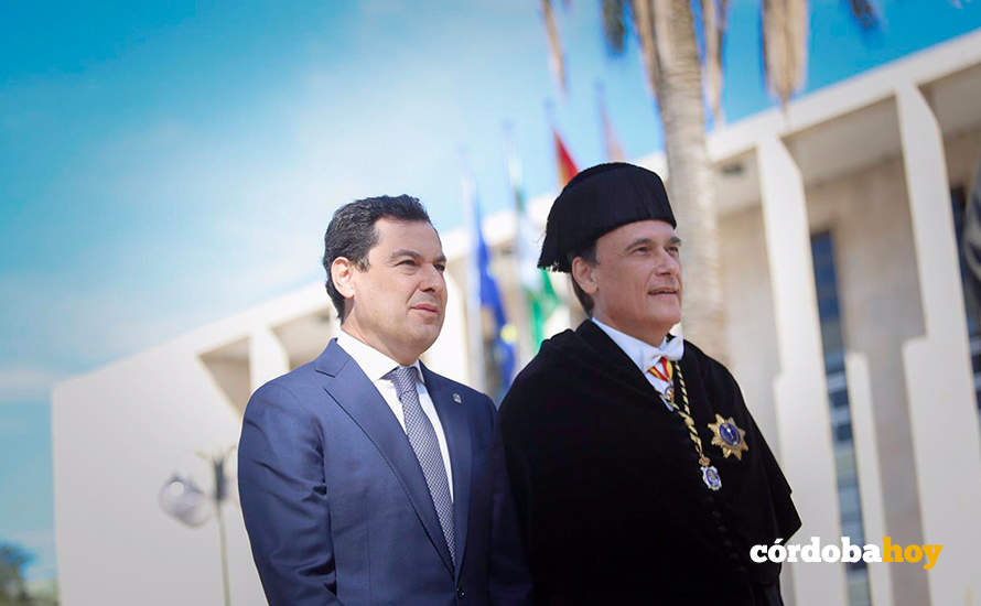 El presidente de la Junta de Andalucía, Juanma Moreno, y el rector de la UCO, José Carlos Gómez Villamandos