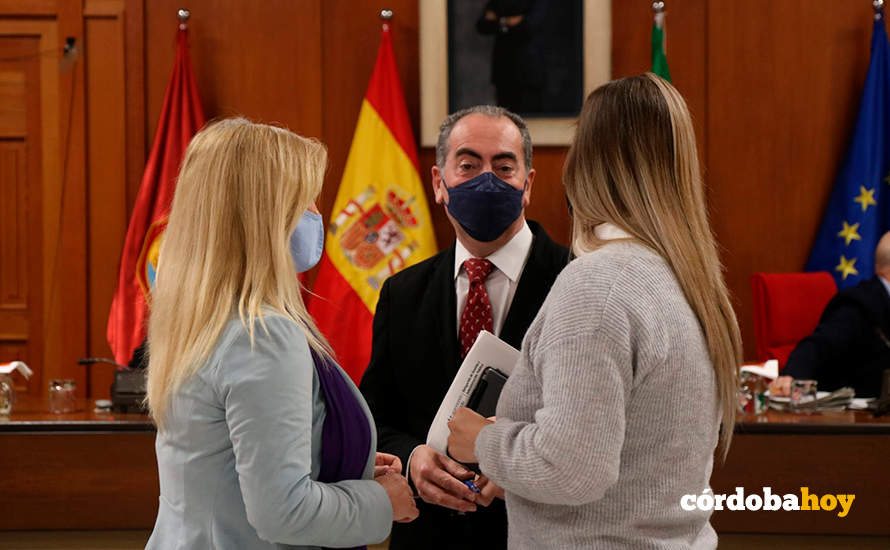 Cristins Pedrajas y Mercedes Muñoz con Antonio Álvarez en el Pleno