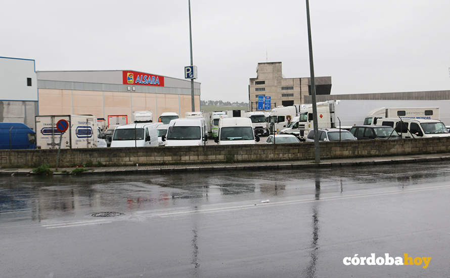 Vehículos de tranbsporte en el interior de Mercacórdoba