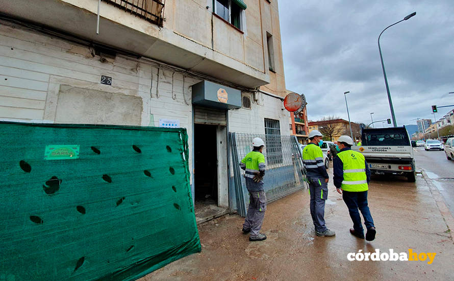 Operarios preparando el terreno para la demolición