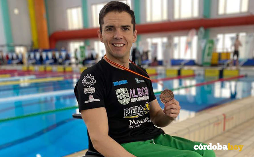 Paco Salinas con su medalla de bronce