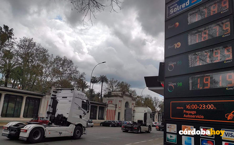 Protesta de transportistas a su paso por la gasolinera de República Argentina