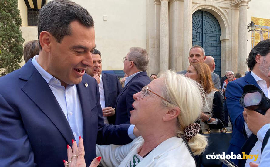 Juanma Moreno en las Cruces de Córdoba