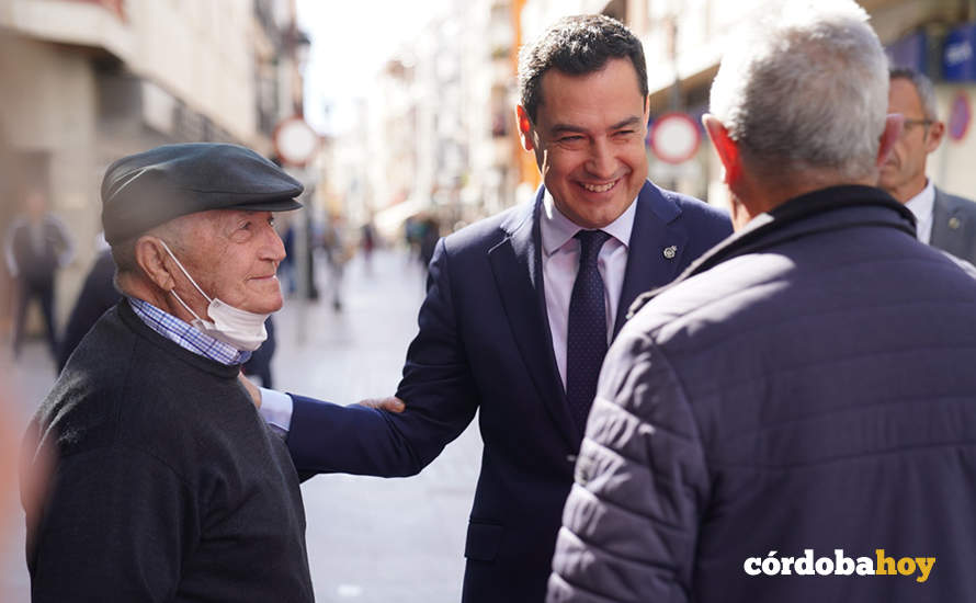 Juanma Moreno en su visita a Lucena