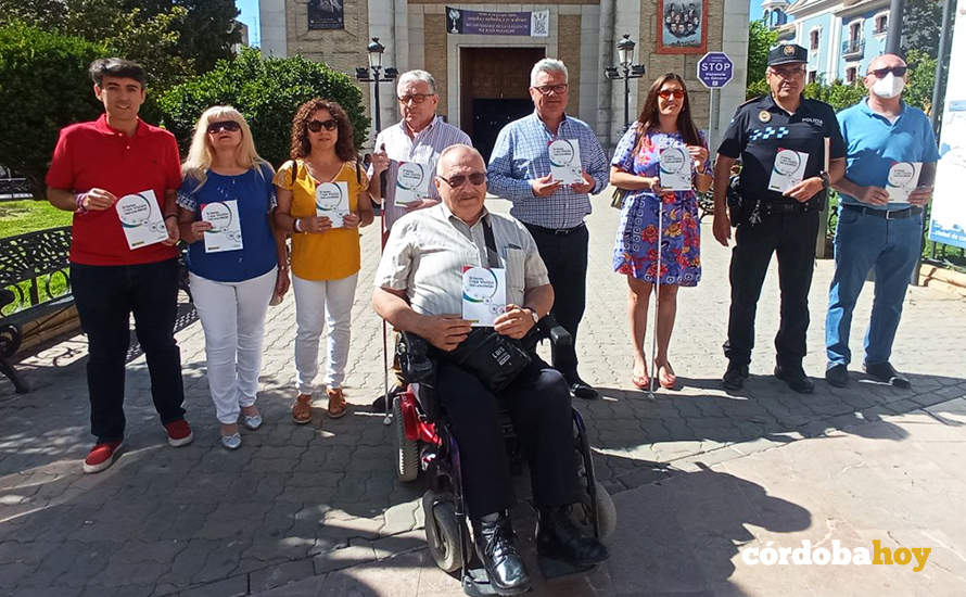 Campaña de la ONCE en Puente Genil para concienciar de los problemas de la ceguera grave