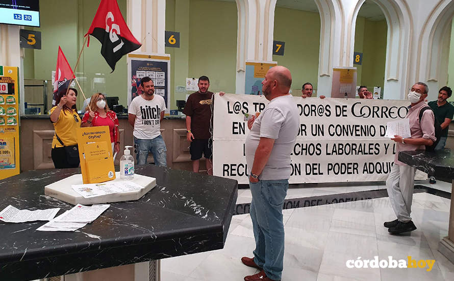 Concentración de la CGT en el interior de Correos