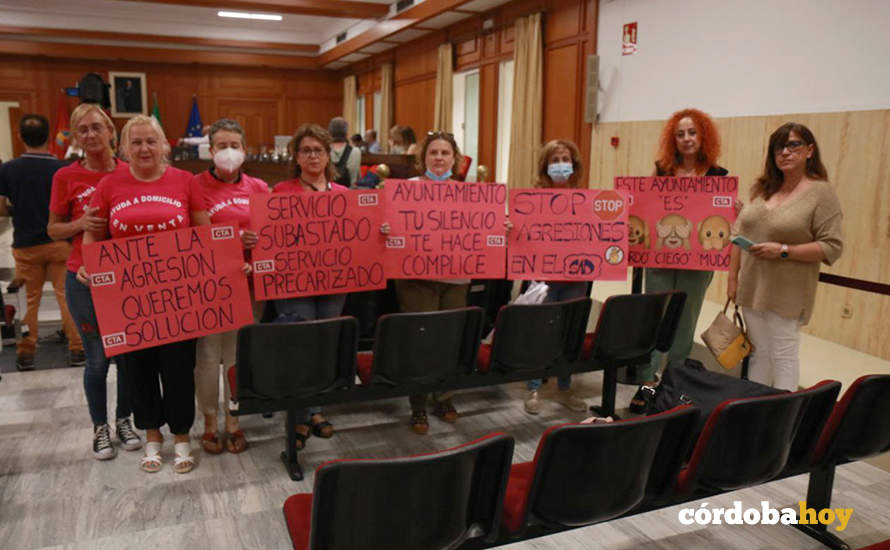 Las representantes de las trabajadoras de ayuda a domicilio en el Pleno de hoy