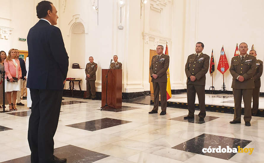  Imposición al rector de la UCO de la Gran Cruz al Mérito Militar con distintivo blanco