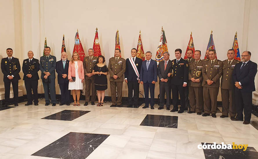  Imposición al rector de la UCO de la Gran Cruz al Mérito Militar con distintivo blanco