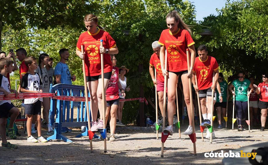 Carreras de zancos en las Olimpiadas Rurales de Añora 2022