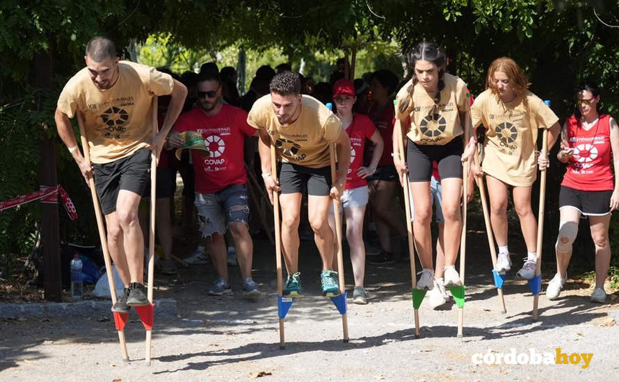 Carreras de zancos en las Olimpiadas Rurales de Añora 2022