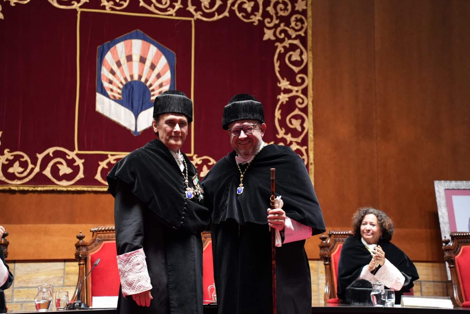 Intercambio de vara entre el rector saliente y el entrante
