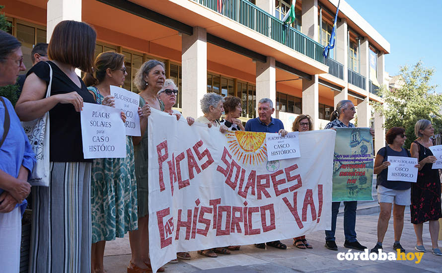 Concentración ante el Ayuntamiento por las placas solares en julio de 2022
