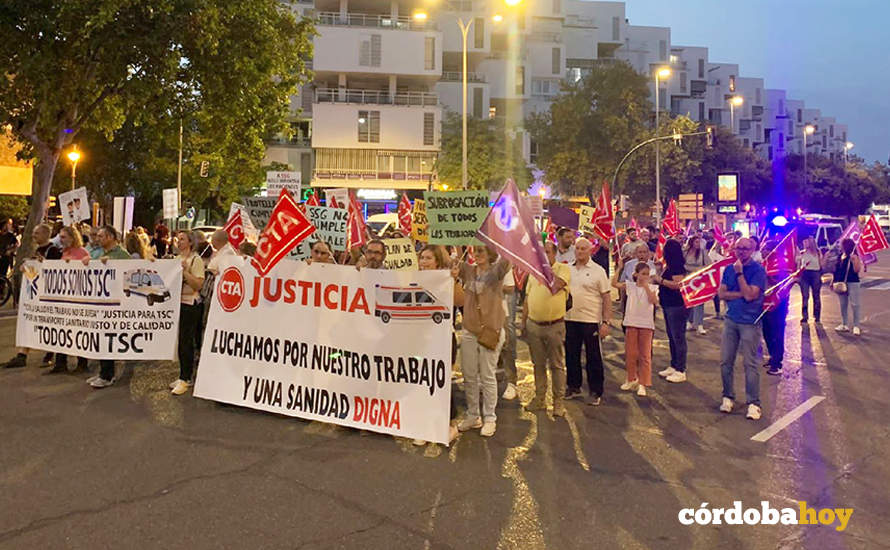 Protesta en la calle de trabajadortes del transporte sanitario