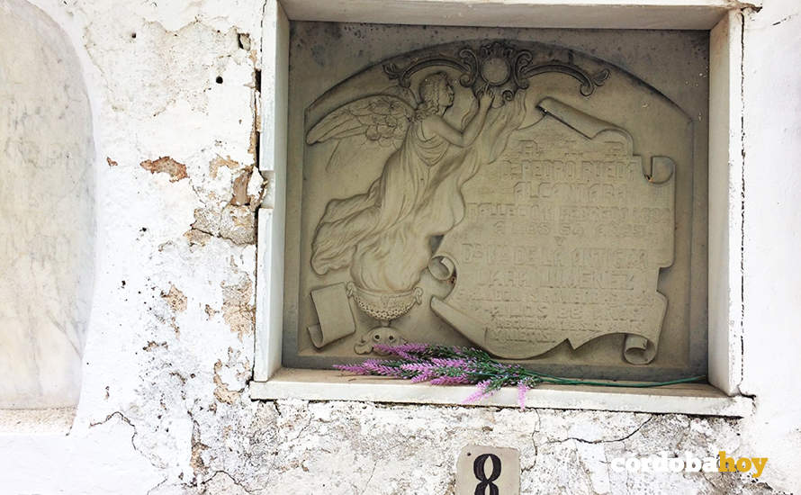 Lápida antigua en el cementerio de San Rafael de Monturque