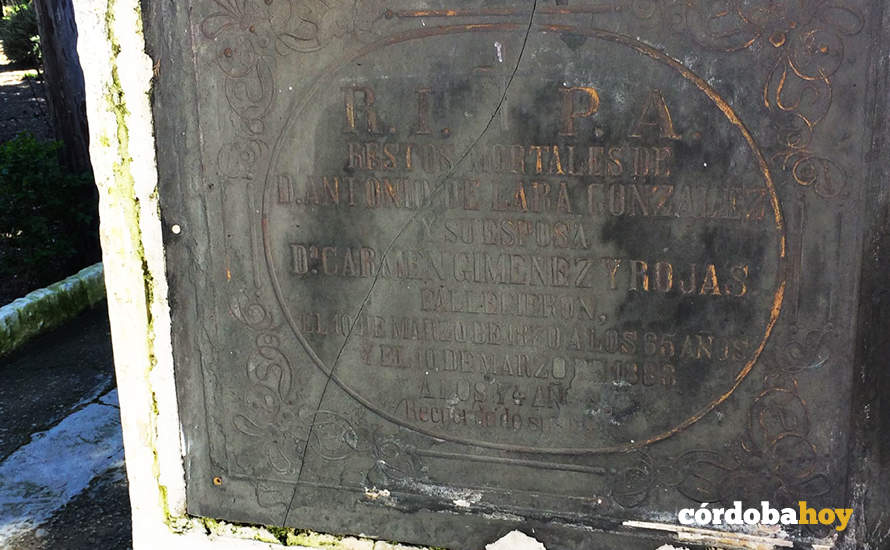 Lápida antigua en el cementerio de San Rafael de Monturque