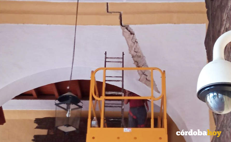 Trabajos de picado y colocación de testigos en el arco de la galería