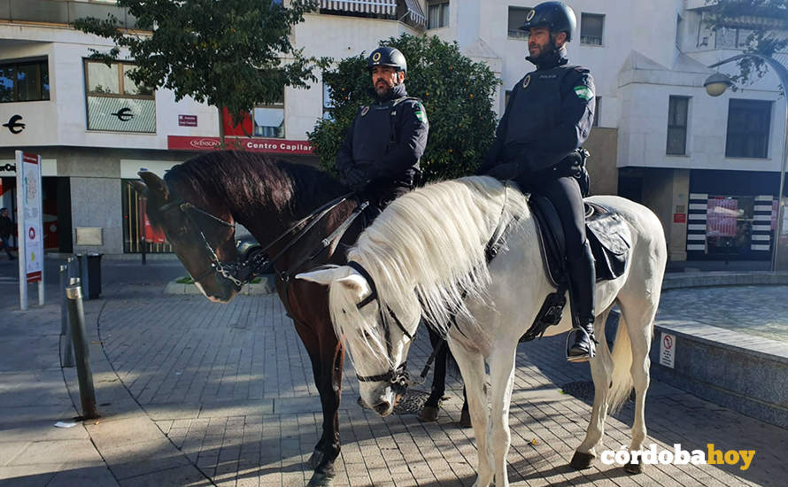 Policía Local a caballo en el Bulevar Gran Capitán