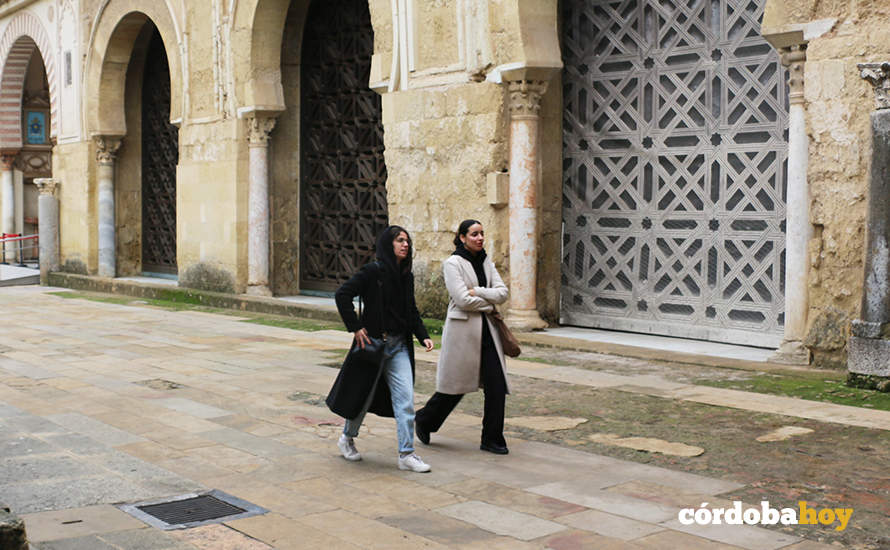 Turistas pasan ante el toldo que imita la Celosía retirada en la Mezquita-Catedral