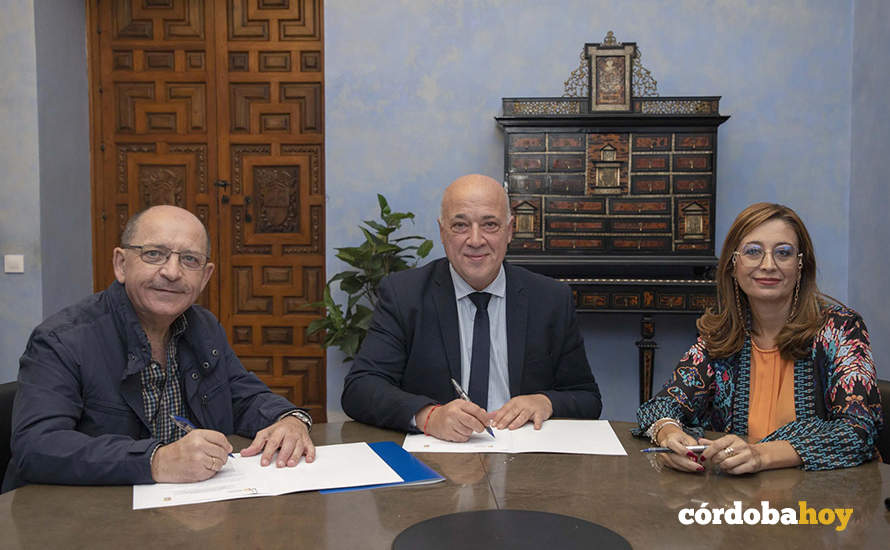 Firma del convenio con Luque sobre la gestión tributaria