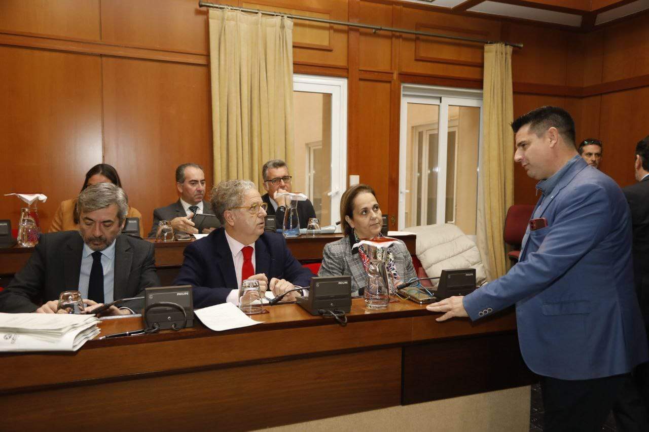 Pedro García conversa con Salvador Fuentes y Blanca Torrent en el Pleno FOTO PATRICIA CACHICERO