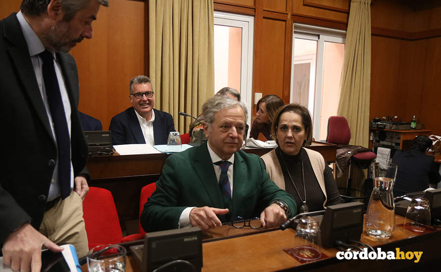 Miguel Ángel Torrico, Salvador Fuentes y Blanca Torrent en un momento del Pleno FOTO RAFA MELLADO SENIOR