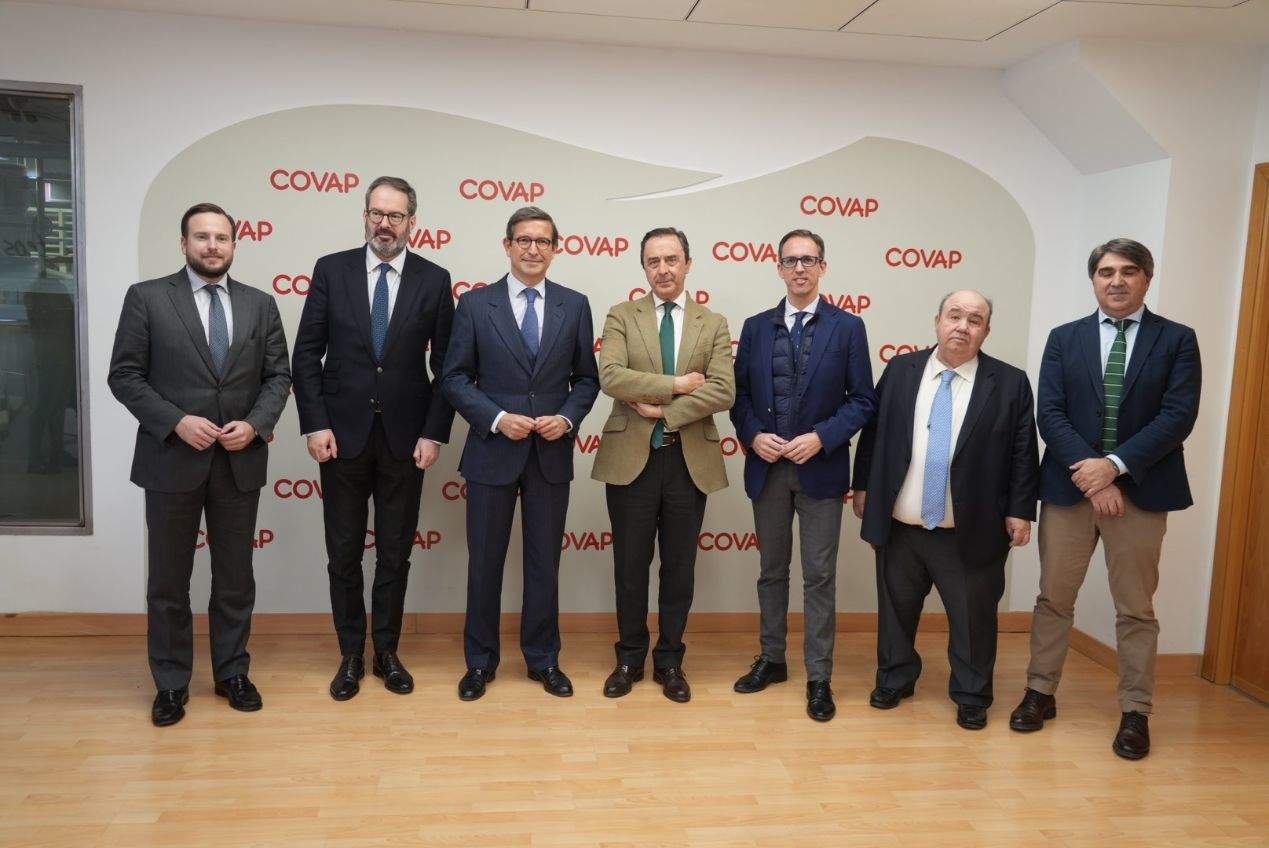 El consejero de Política Industrial y 
Energía, Jorge Paradela (tercero por la izquierda), en su visita a Covap