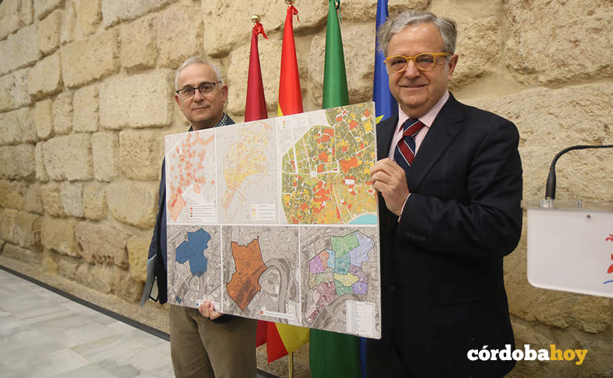 Juan Murillo y Salvador Fuentes con mapas de protección en el Casco Histórico FOTO RAFA MELLADO SENIOR