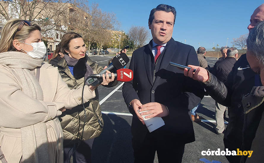 El alcalde de Córdoba, José María Bellido, en el nuevo aparcamiento de El Naranjo