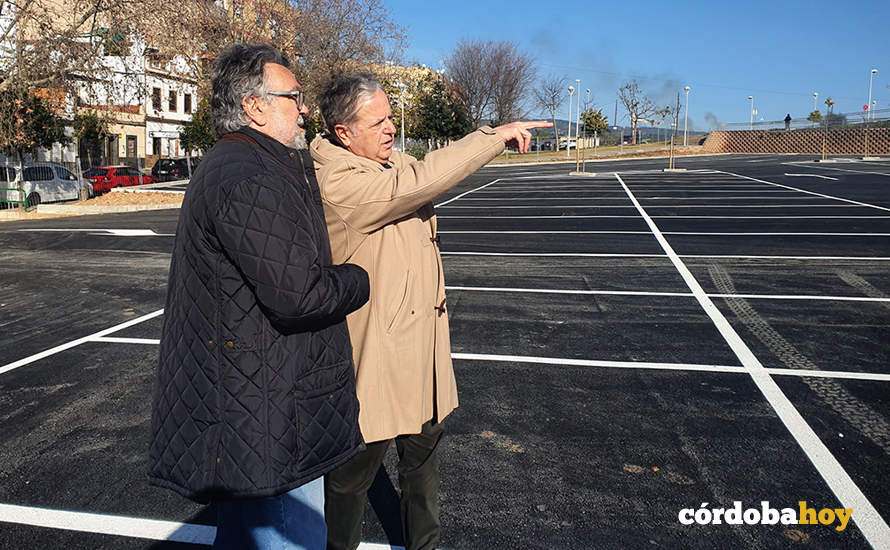 Salvador Fuentes y Diego Habas en el nuevo aparcamiento de El Naranjo