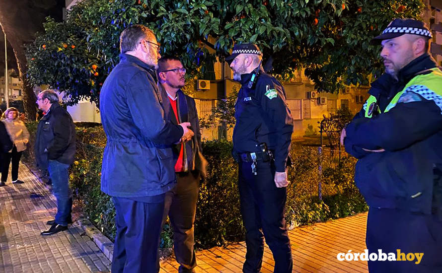Adolfo Molina y Vicente Martín en el lugar de la explosión de gas en Parque Figueroa