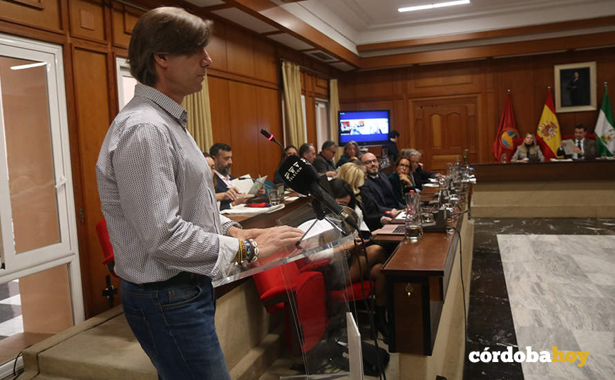 Alfonso Rosero, presidente de las Casetas Populares en el Pleno FOTO RAFA MELLADO SENIOR