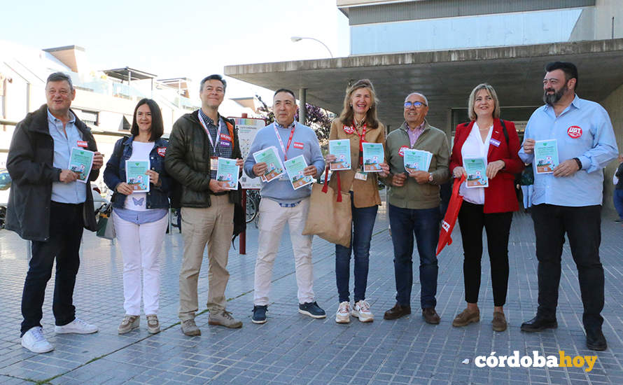 Reparto de octavillas de CCOO u UGT en defensa de la sanidad pública