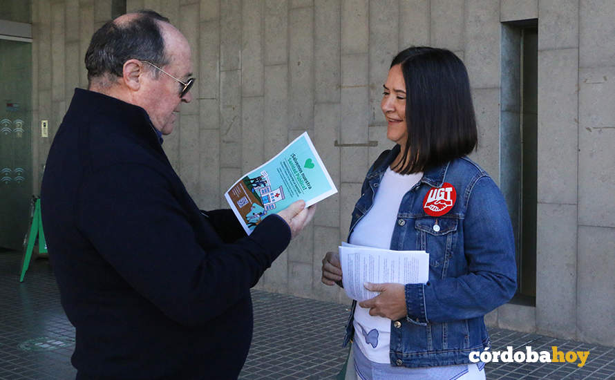 CCOO y UGT reparten panfletos en favor de la sanidad pública