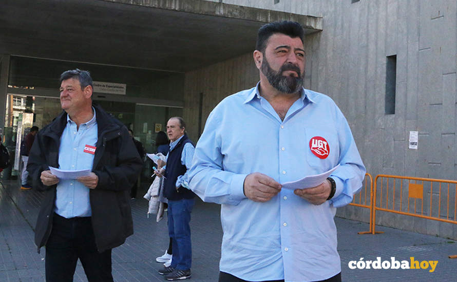 CCOO y UGT reparten panfletos en defensa de la sanidad pública