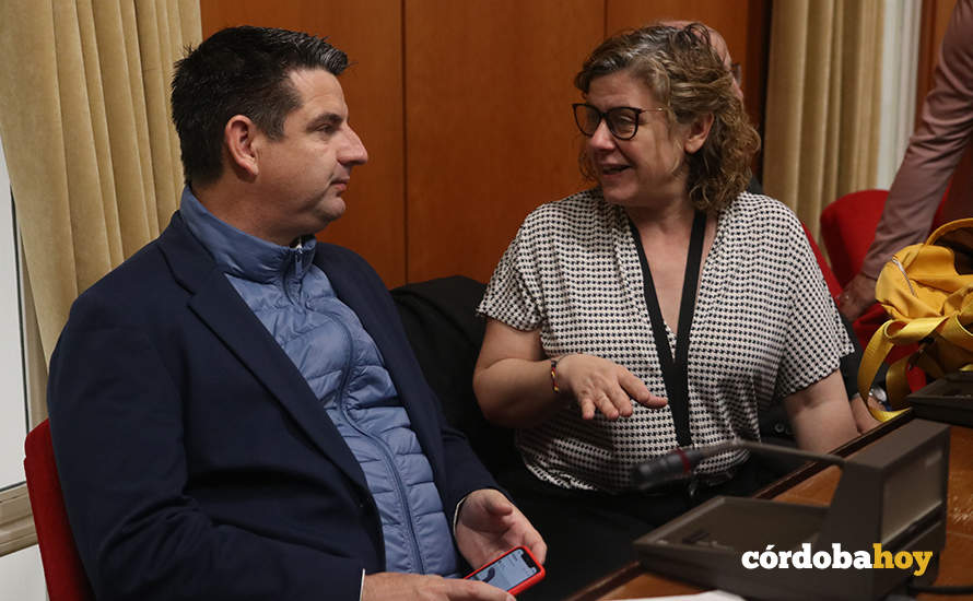 Pedro García conversa con Alba Doblas antes del Pleno FOTO RAFA MELLADO SENIOR