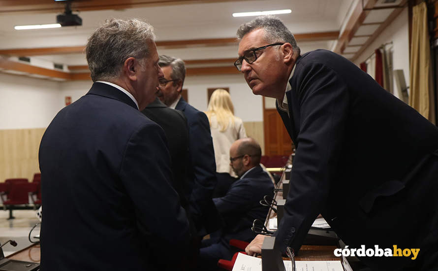 Salvador Fuentes (izquierda) conversa con Manuel Torrejimeno con Bernardo Jordano al fondo FOTO RAFA MELLADO SENIOR