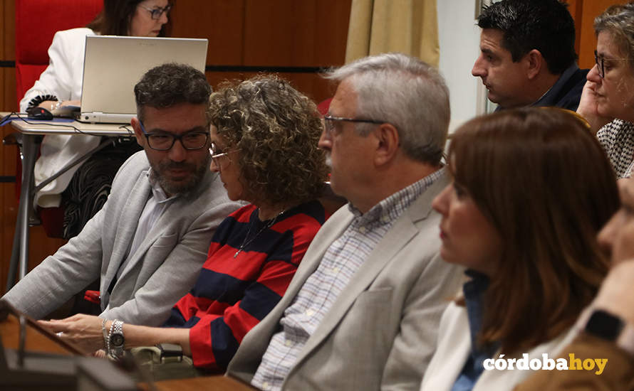 José Antonio Romero conversa con Maribel Baena antes del Pleno FOTO RAFA MELLADO SENIOR