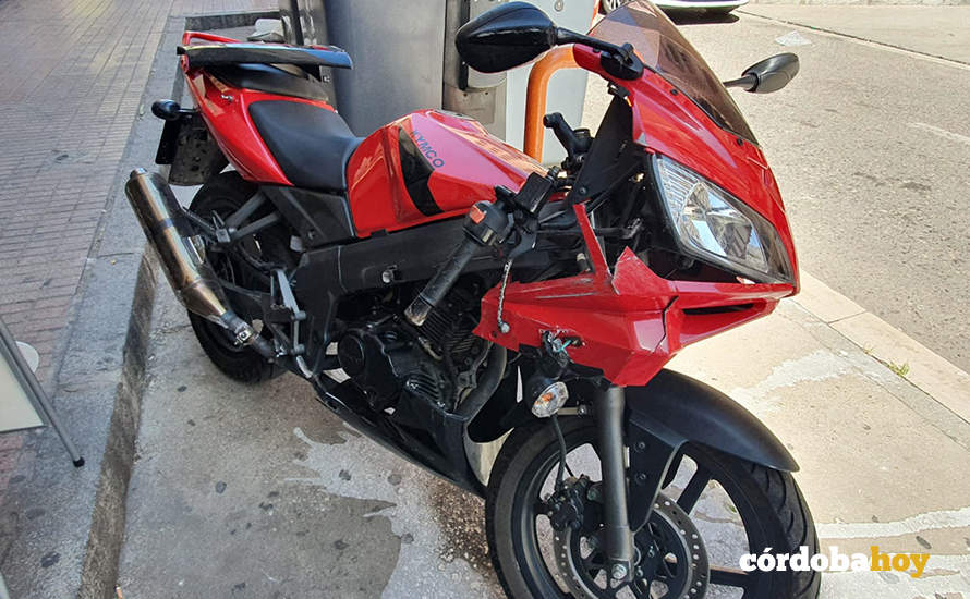 La moto accidentada en el lugar donde ha ocurrido el siniestro