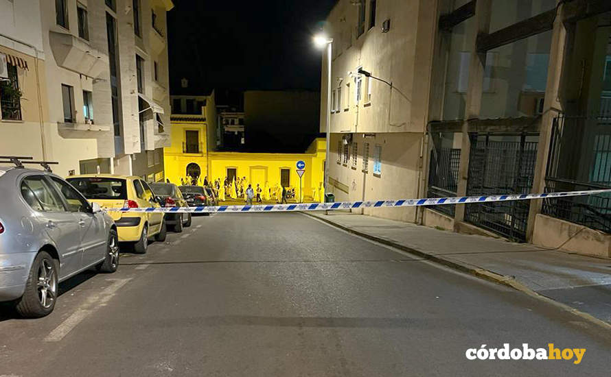 Barrera piolicial sin agente coin una procesión al fondo de Semana Santa en Córdoba FOTO SIPLCO