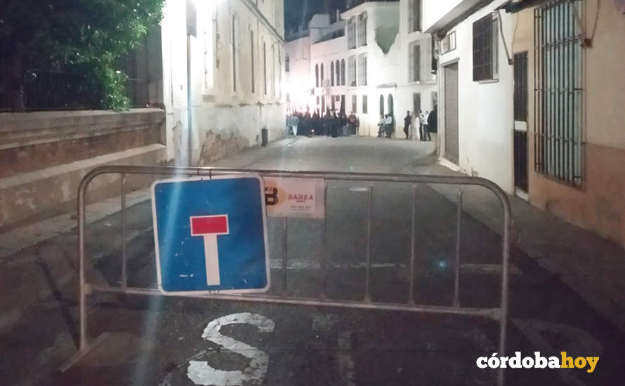 Barrera policial sin agente con una procesión al fondo de Semana Santa en Córdoba FOTO SIPLCO