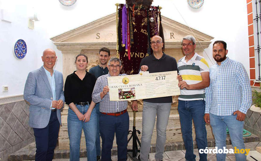 El agraciasdo con la Gran Cesta Romana de Montilla