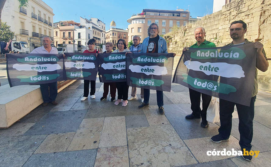 Parte de la candidatura de Andalucía Entre Tod@s delante del Templo Romano