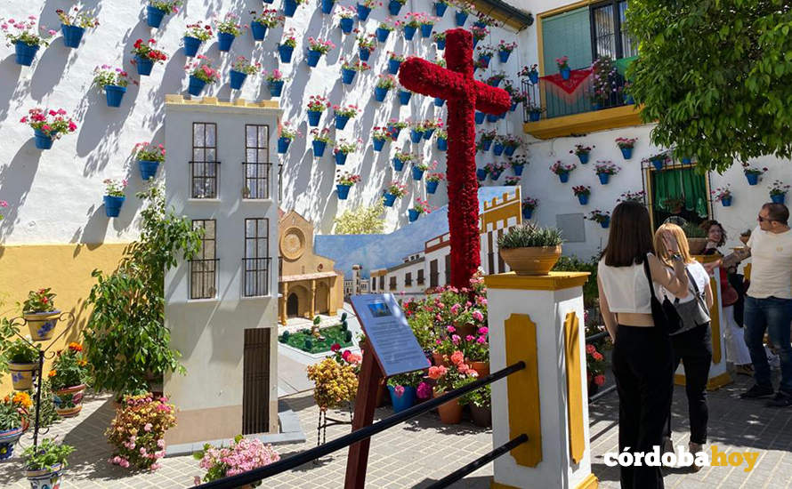 Cruz de la Asociación Vecinal Cañero Nuevo, ganadora de la modalidad Zona Moderna 2023