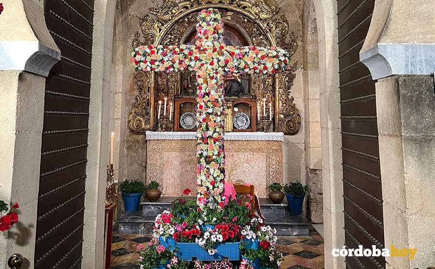 Cruz de la Asociación Vecinal Alcázar Viejo, primer premio de Recintos Cerrados 2023