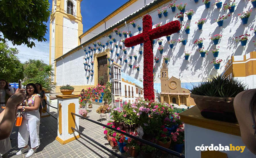Cruz de la Asociación Vecinal Cañero Nuevo, ganadora de la modalidad Zona Moderna 2023