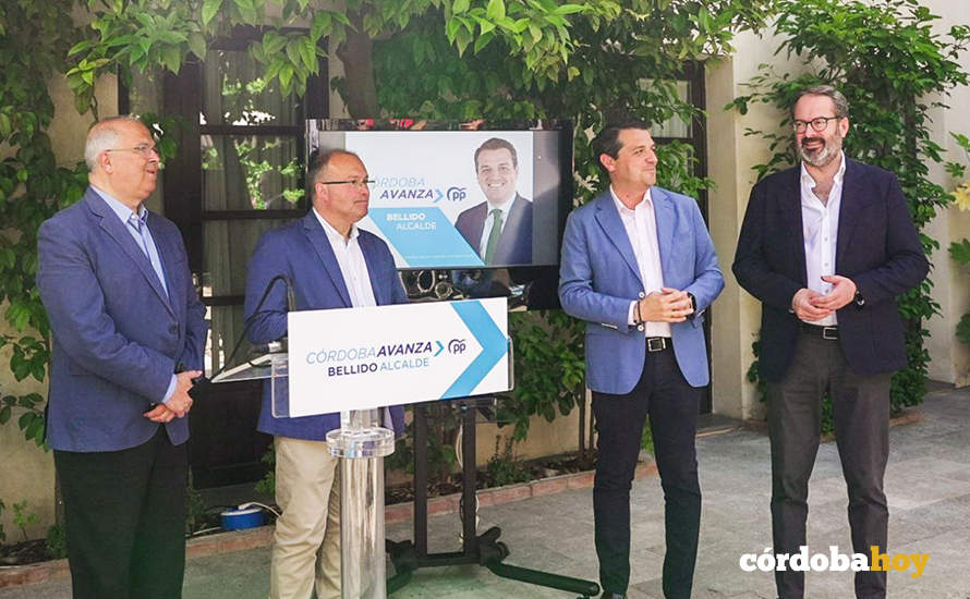 El candidato del PP a la reelección como alcalde de Córdoba, José María Bellido, presenta el documento de iniciativas y propuestas para la ciudad para el 28M con su equipo, Miguel Tellado, Adolfo Molina y Juan Miguel Moreno Calderón