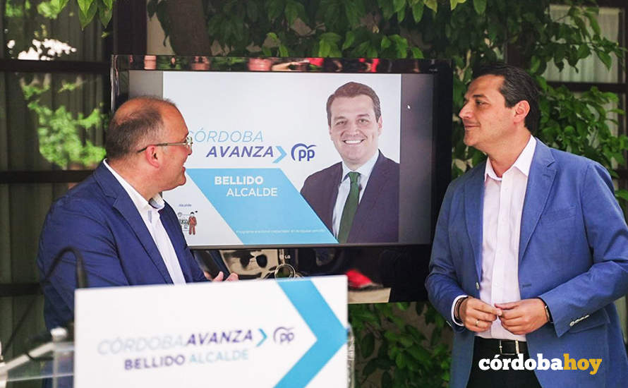 El candidato del PP a la reelección como alcalde de Córdoba, José María Bellido, presenta el documento de iniciativas y propuestas para la ciudad para el 28M con su equipo, Miguel Tellado, Adolfo Molina y Juan Miguel Moreno Calderón