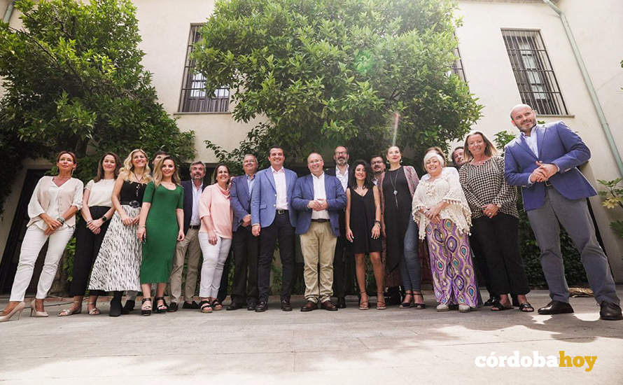 El candidato del PP a la reelección como alcalde de Córdoba, José María Bellido, presenta el documento de iniciativas y propuestas para la ciudad para el 28M con su equipo, Miguel Tellado, Adolfo Molina y Juan Miguel Moreno Calderón