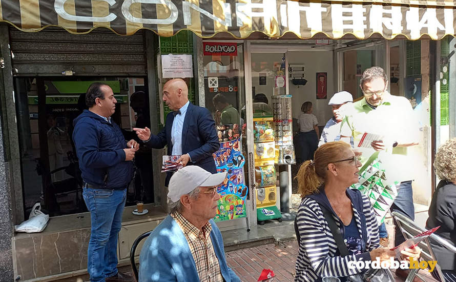 Antonio Hurtado reparte propoaganda en una cafetería